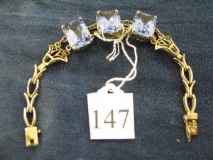 Bracelet set with three large stones