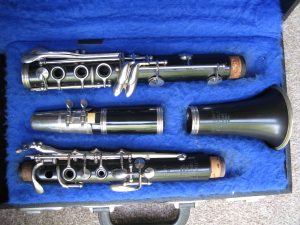 Clarinet – Studente Console by Selmer London Foreign. Made from resin with metal banding. Includes reed, ligature, cap and case. 