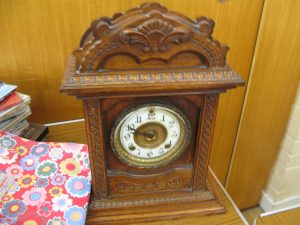 Lot 364 - Wooden mantle clock - Sold for £45