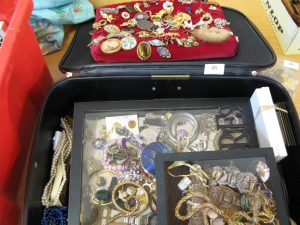 Lot 48 - Vintage Jewellery - Sold for £45