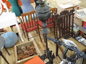 Lot 95 - Victorian cast iron standard oil lamp - Sold for £40