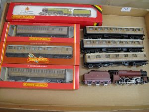 Lot 113 - Hornby carriages and engine - Sold for £60