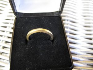 Lot 246 - Gold ring with Platinum liner - Sold for £70