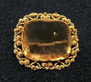 Citrine and gold brooch. Estimate £180-£220