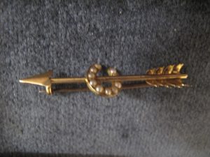 Lot 156 - Gold horseshoe bar pin - Sold for £40