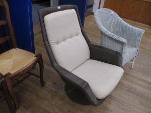 Lot 139 - Robin Day designed 70's retro swivel chair - Sold for £80