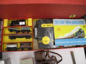 Lot 76 - TRIX 00 Gauge Train Set, Layouts and Catalogue - Sold for £28