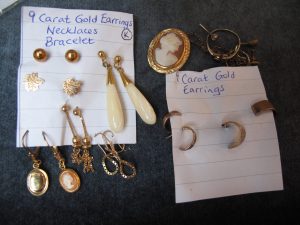 Lot 162c - Earrings, Necklaces & Bracelet in 9 Carat Gold - Sold for £50