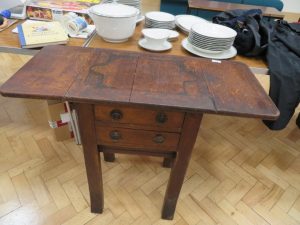 Side table with folding leaves