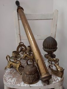 Selection of brass items
