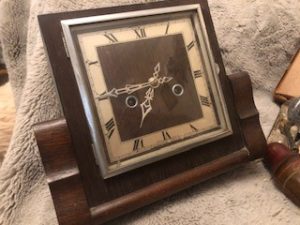 Art deco clock sold for £8
