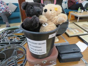 Pair of Steiff bears sold for £30