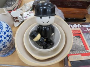 Mixing bowls and flour men sold for £8