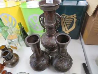 Three Chinese vases sold for £120